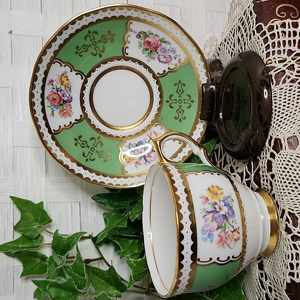 👉*RARE VTG* SALISBURY GREEN, GOLD, FLORAL ENGLISH BONE CHINA TEA CUP & SAUCER